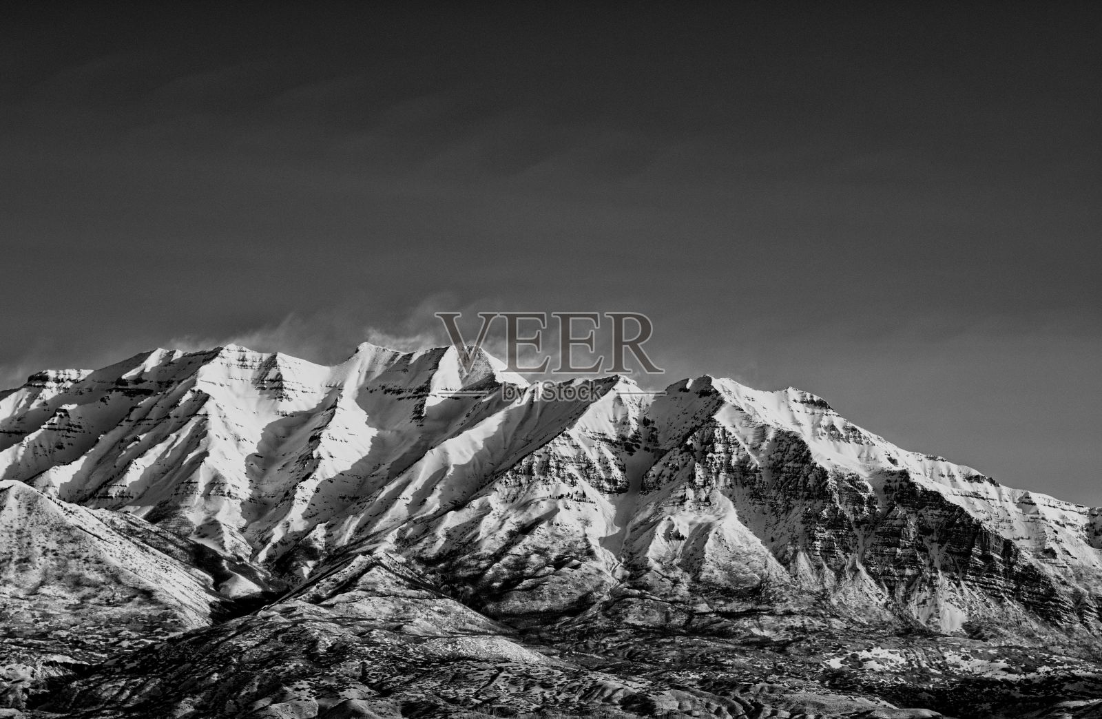 鸟瞰图上的白雪覆盖的山脉是黑白的照片摄影图片