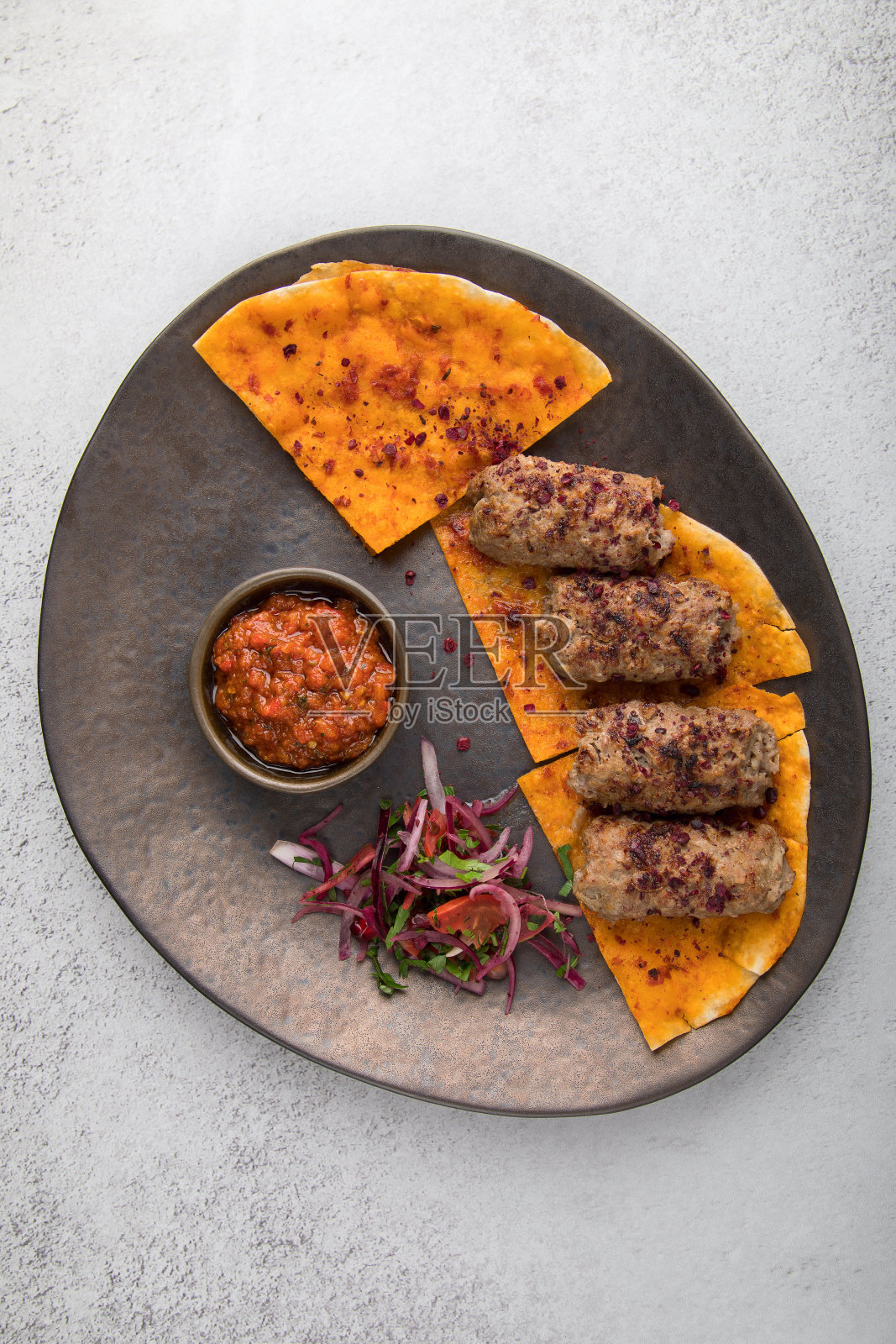 黑色盘子和法里纳塔食品与餐在白色背景，和木制桌子。照片摄影图片