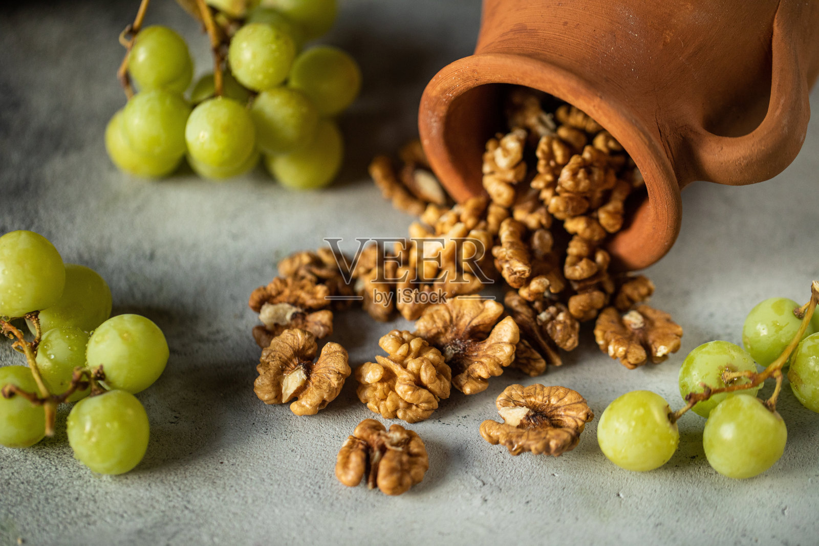葡萄果实和泥骨在灰色的背景，桌子上有不同的水果。西瓜,照片摄影图片