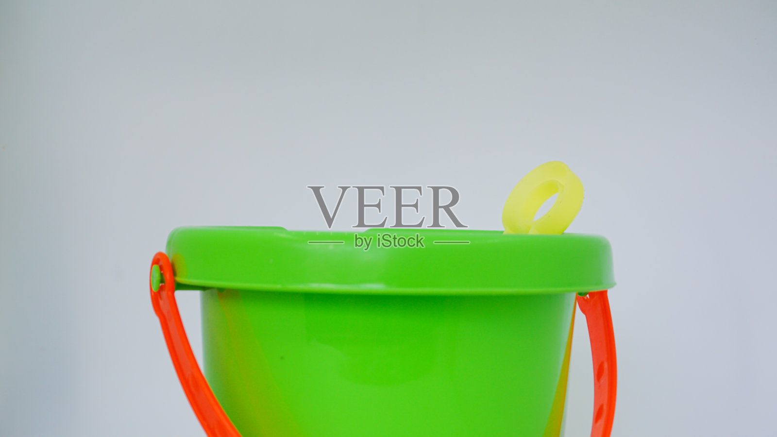 孩子们绿色的水桶和红色的铁锹暑假概念照片摄影图片