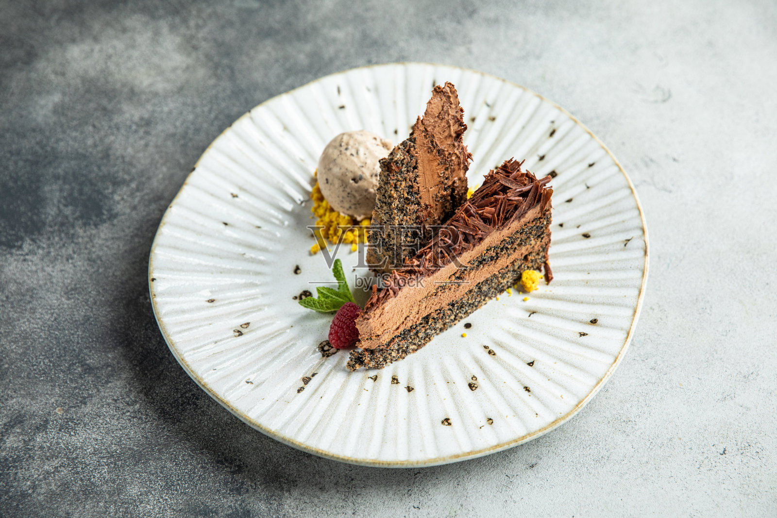 灰色背景的白色巧克力蛋糕，一碗融化的白巧克力和碎巧克力照片摄影图片