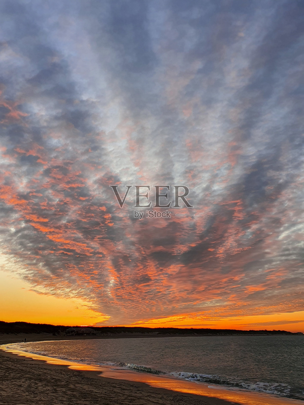沙滩上日落的垂直镜头照片摄影图片