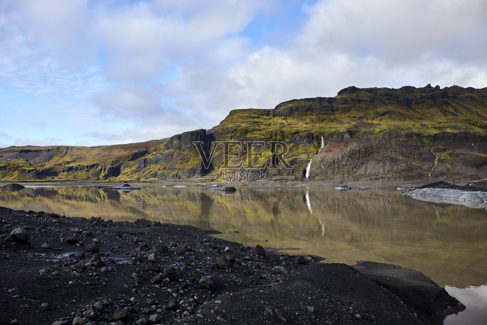 Sólheimajökull冰岛南部的冰川泻湖和山脉照片摄影图片