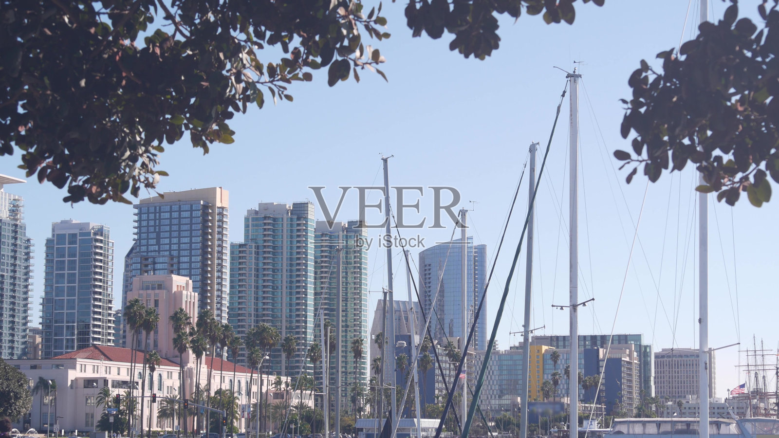 游艇在码头，市中心城市天际线，圣地亚哥城市景观，加利福尼亚州，美国。照片摄影图片