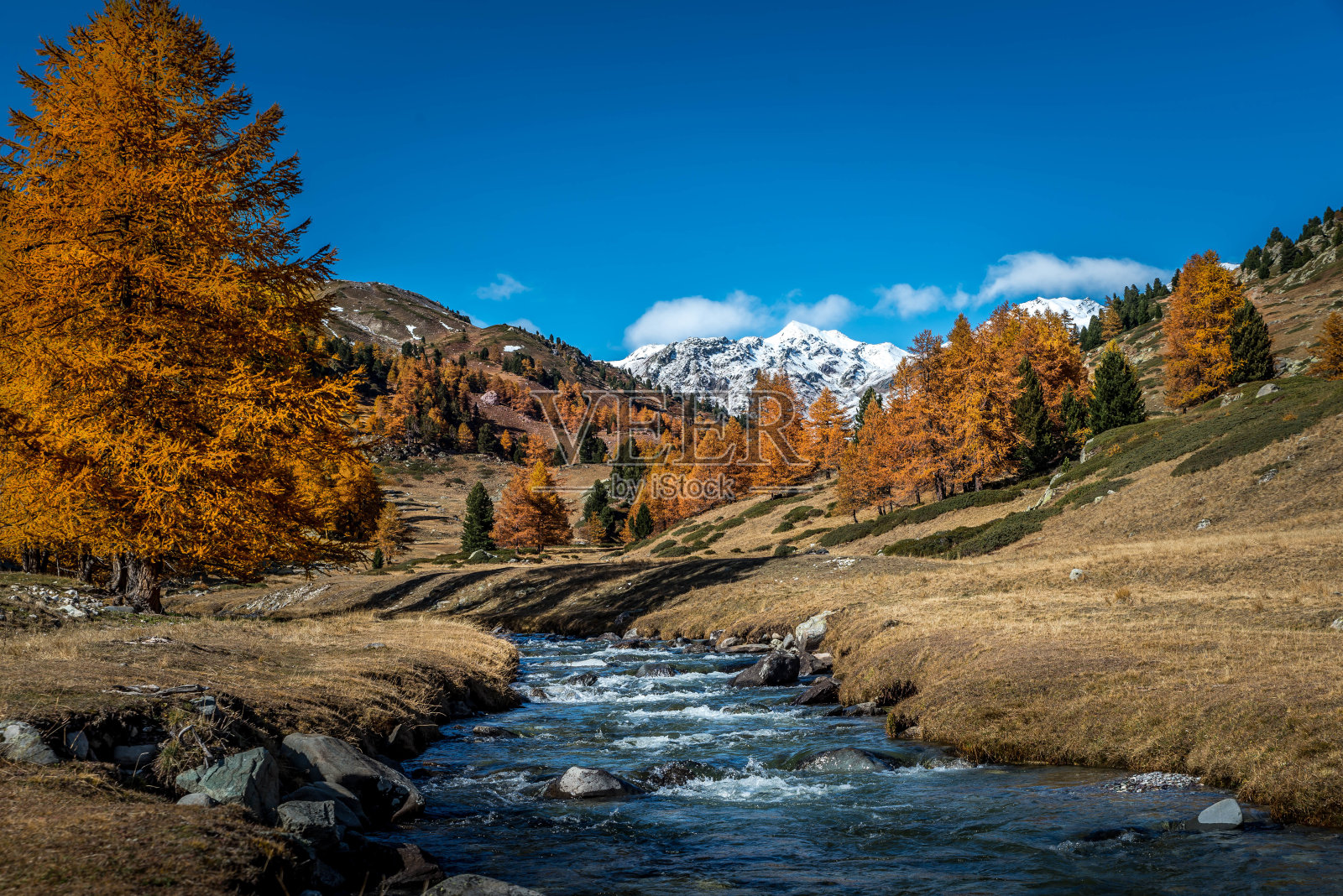 秋天的景色，小溪顺流而下照片摄影图片