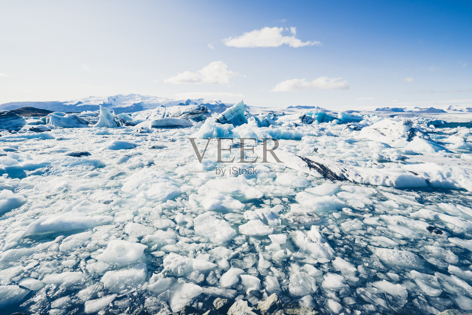 漂浮在Jokulsarlon冰川泻湖中的冰山照片摄影图片