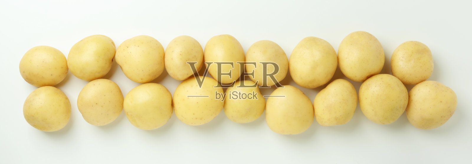 白色背景，俯视图，美味的小土豆照片摄影图片