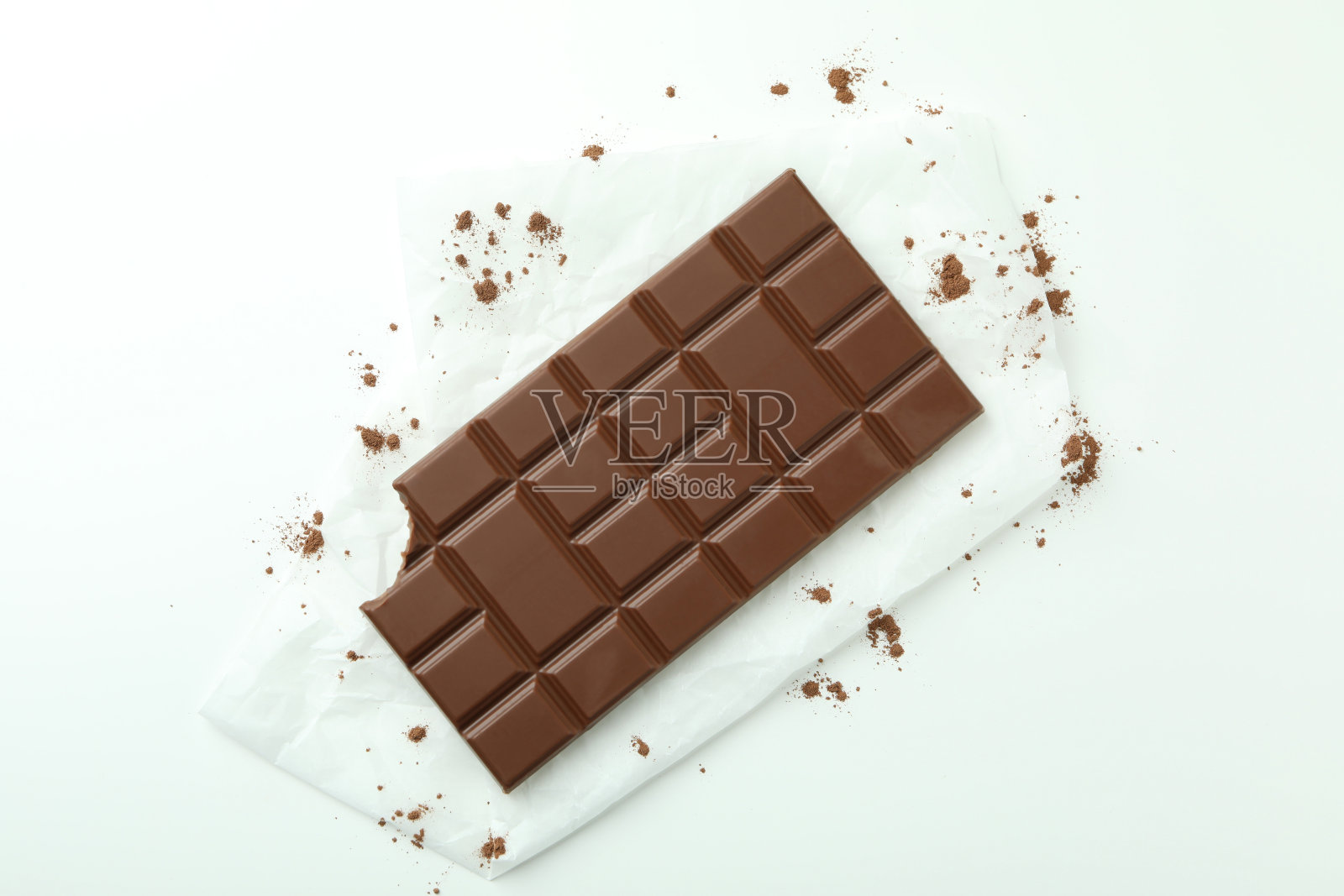 白色背景纸上的美味巧克力棒照片摄影图片