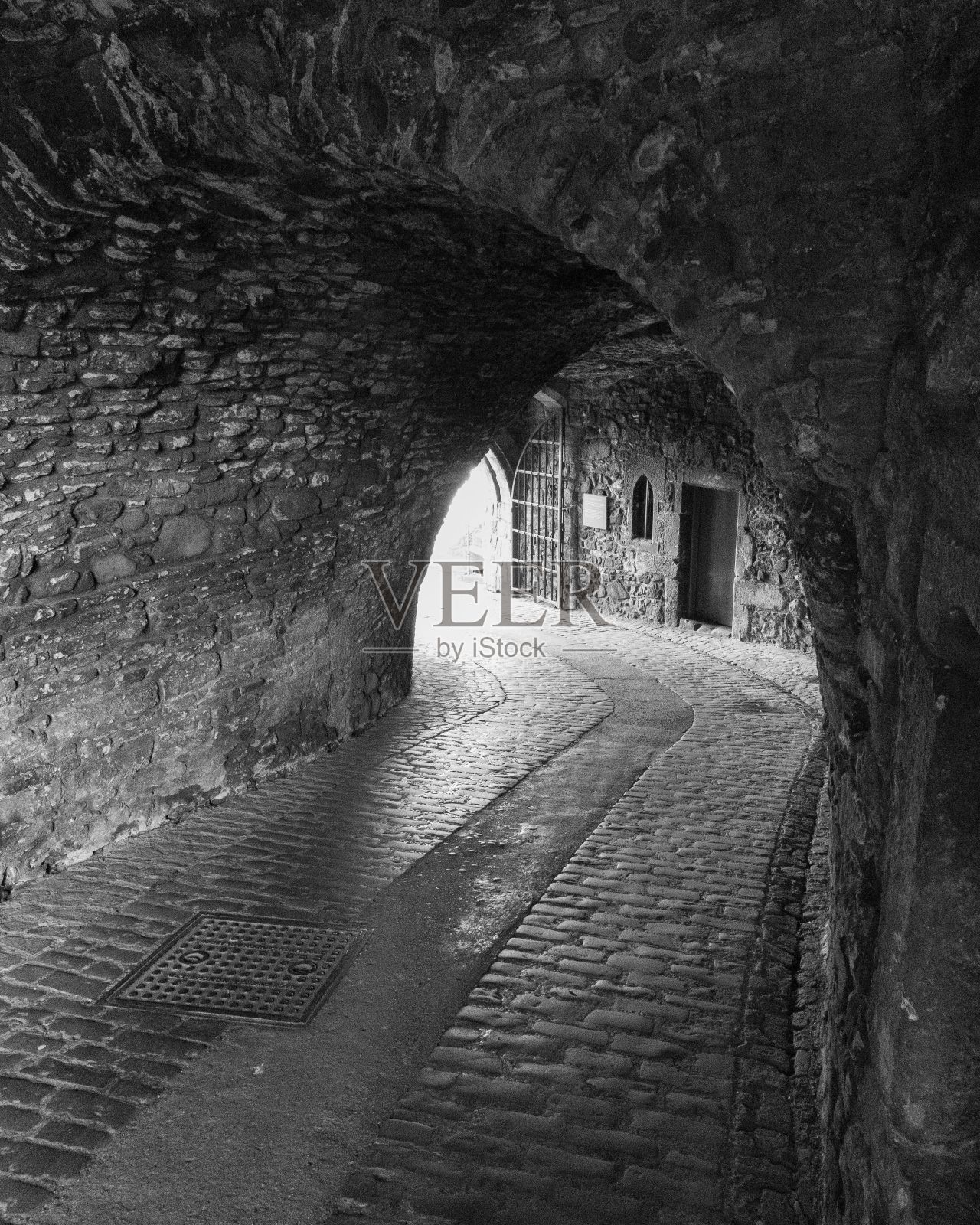 苏格兰狭窄的隧道状走道，通往灰色的街道照片摄影图片