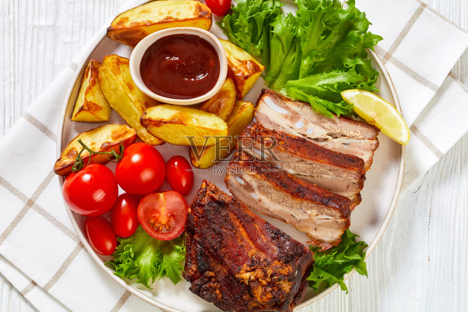 烤猪肋排肚配烤土豆照片摄影图片