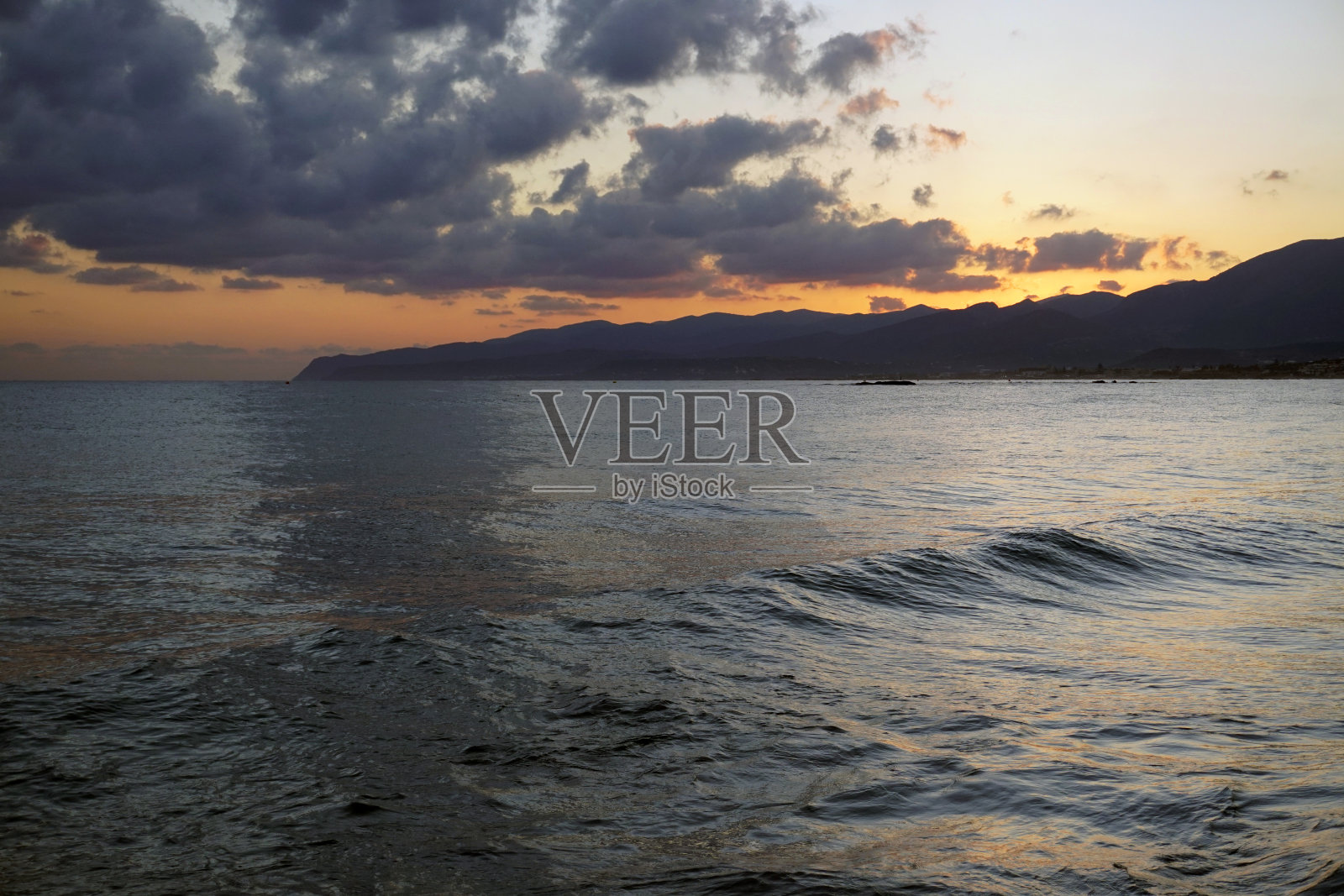 爱琴海群山后的日出。10月的早晨。大自然的魔力照片摄影图片