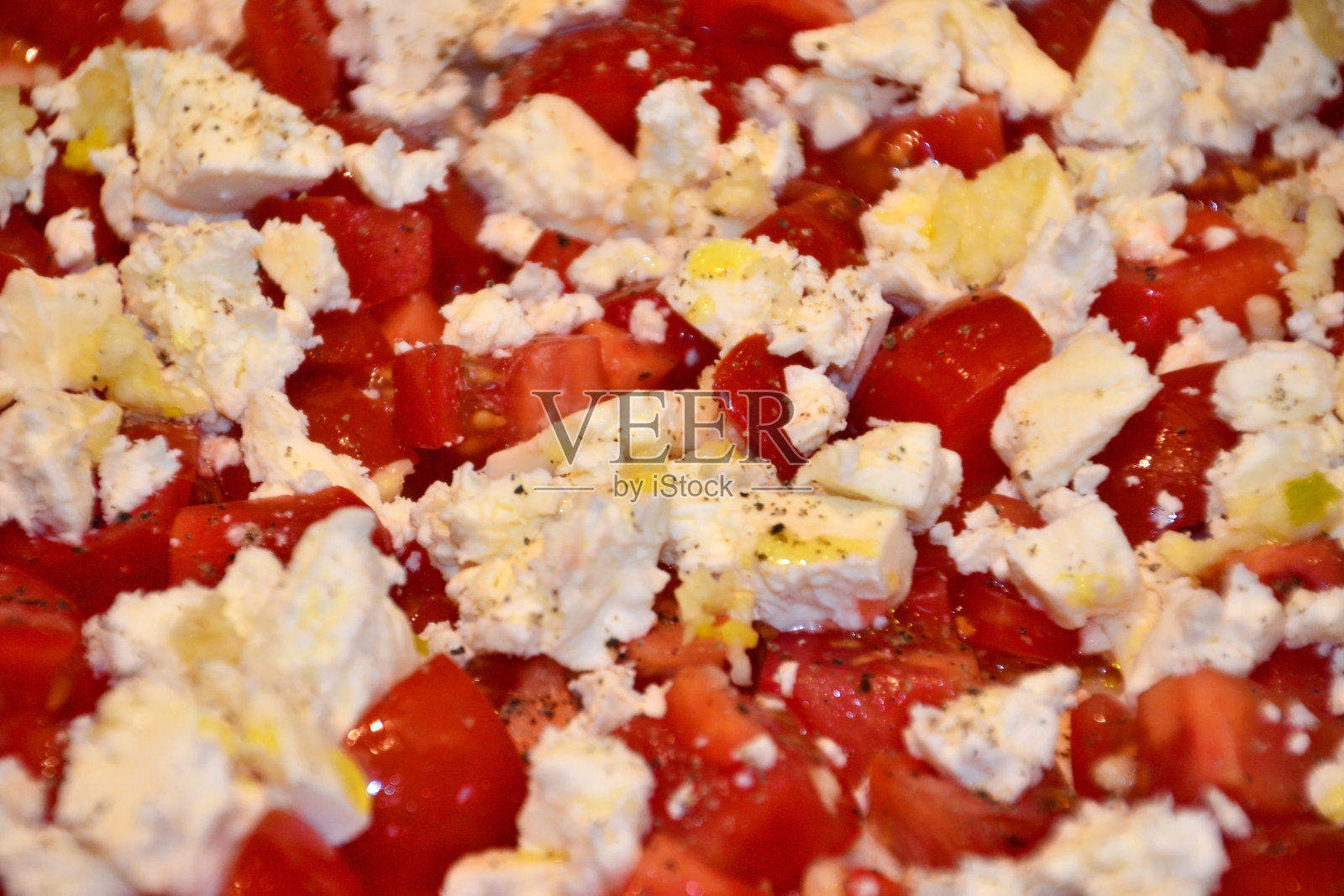 番茄加奶酪和橄榄油放在烤盘上照片摄影图片