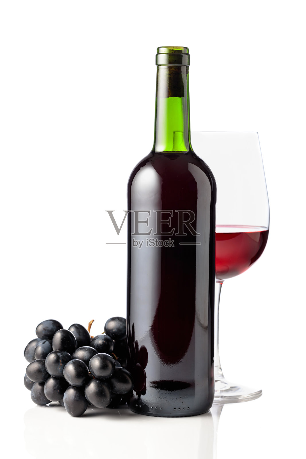 红葡萄酒和蓝葡萄与白葡萄分离。照片摄影图片