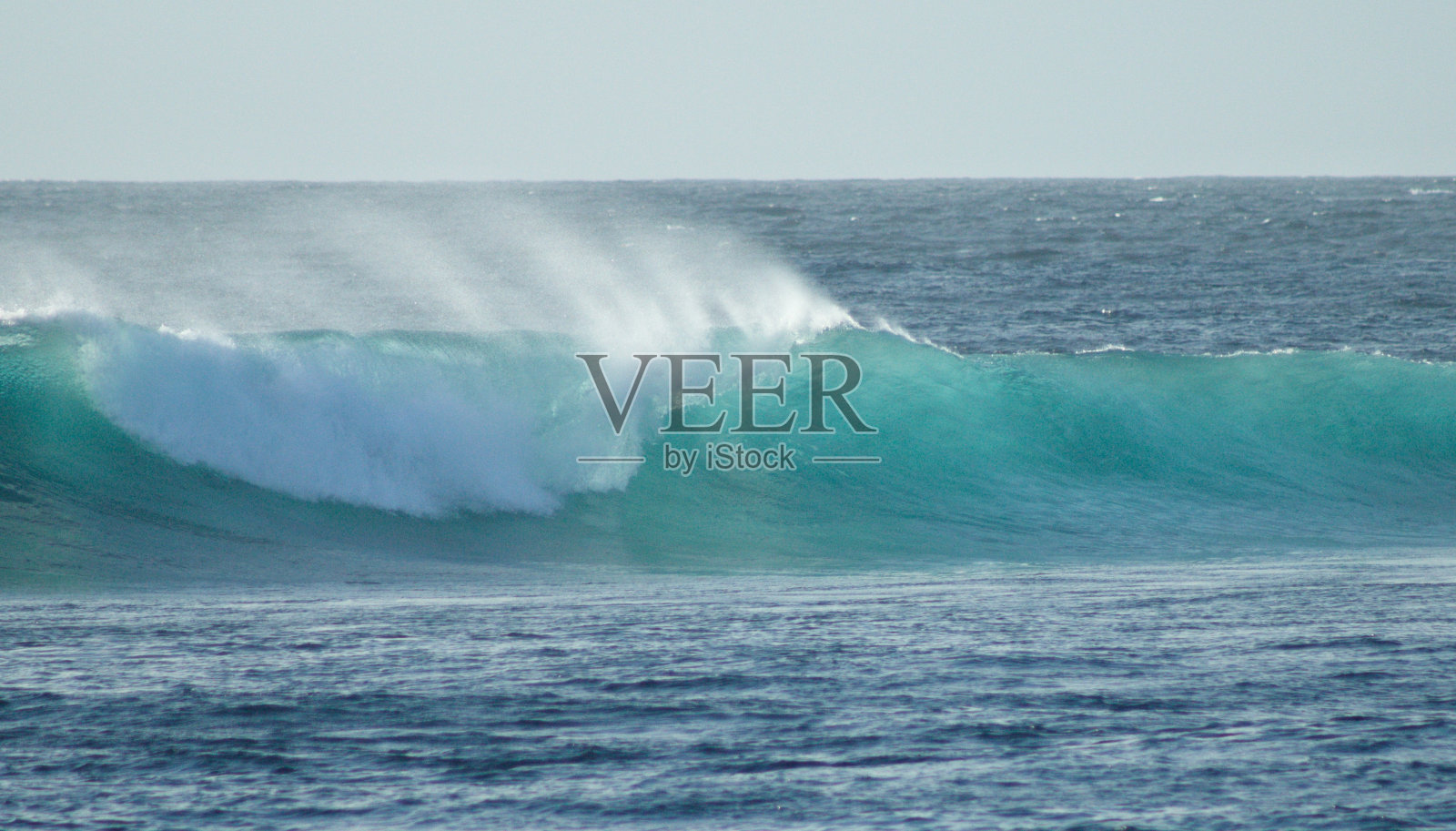 马尔代夫的海浪和冲浪照片摄影图片