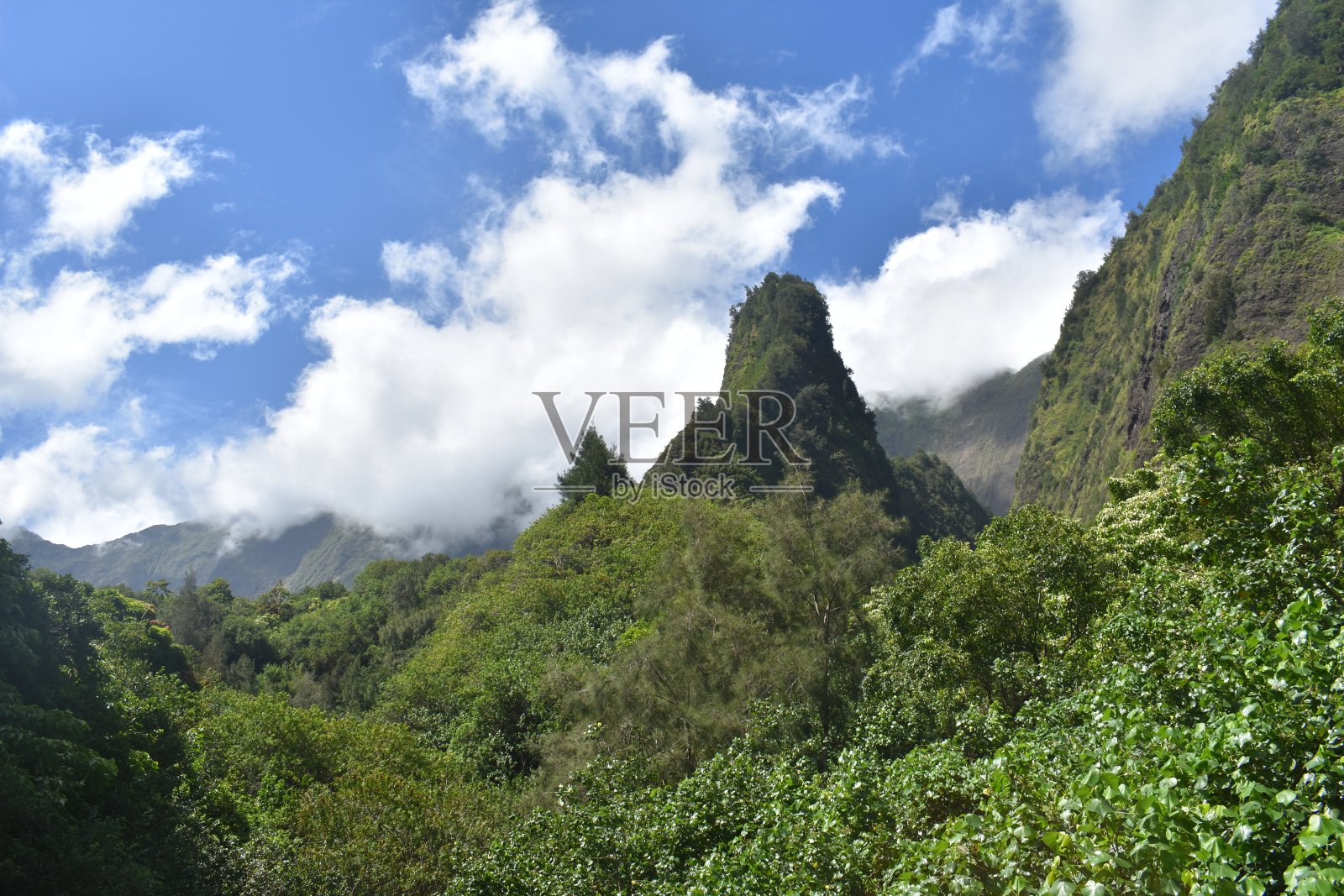 夏威夷毛伊岛的云雾山景照片摄影图片
