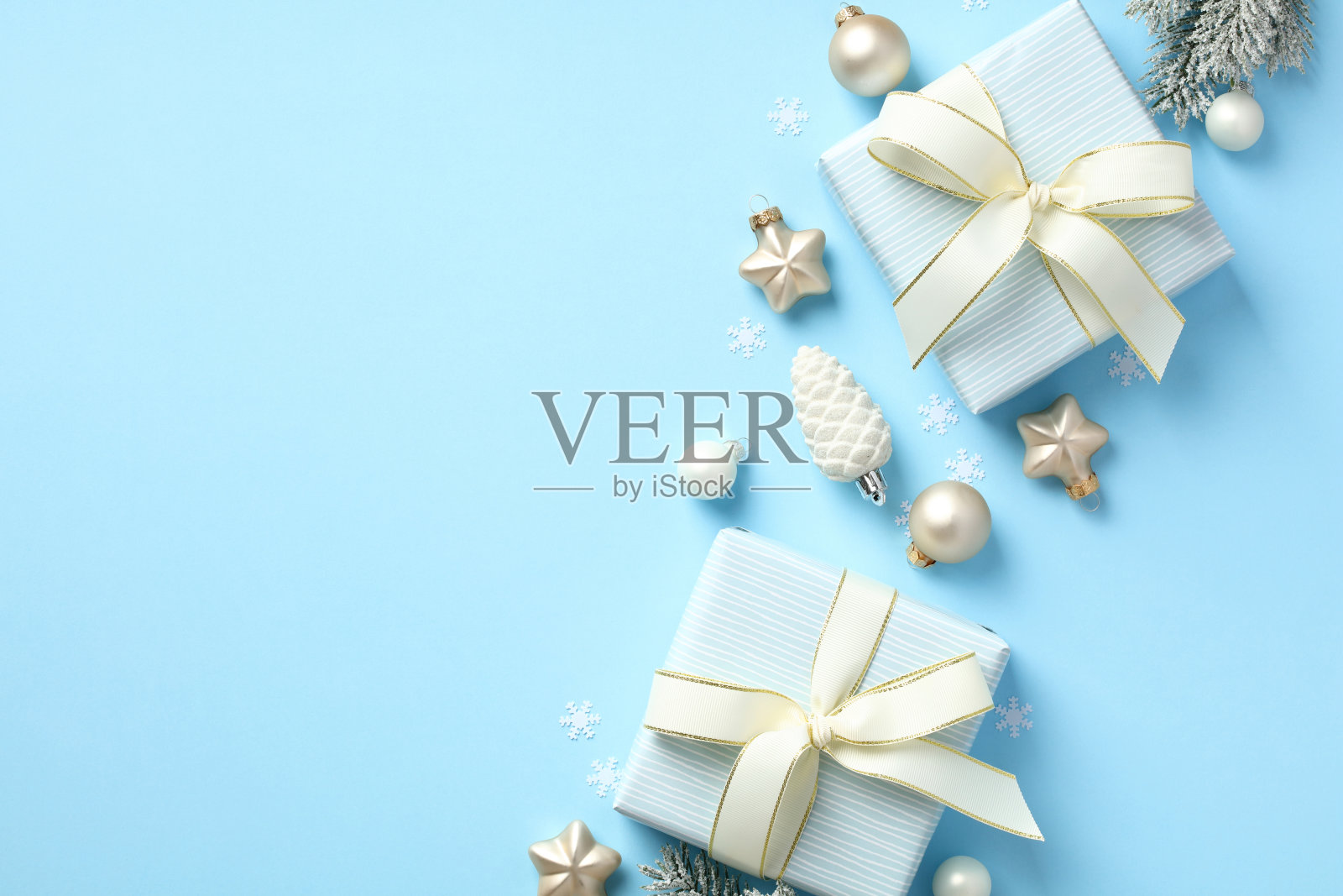 圣诞礼物和装饰在柔和的蓝色背景。圣诞贺卡、新年横幅设计。照片摄影图片