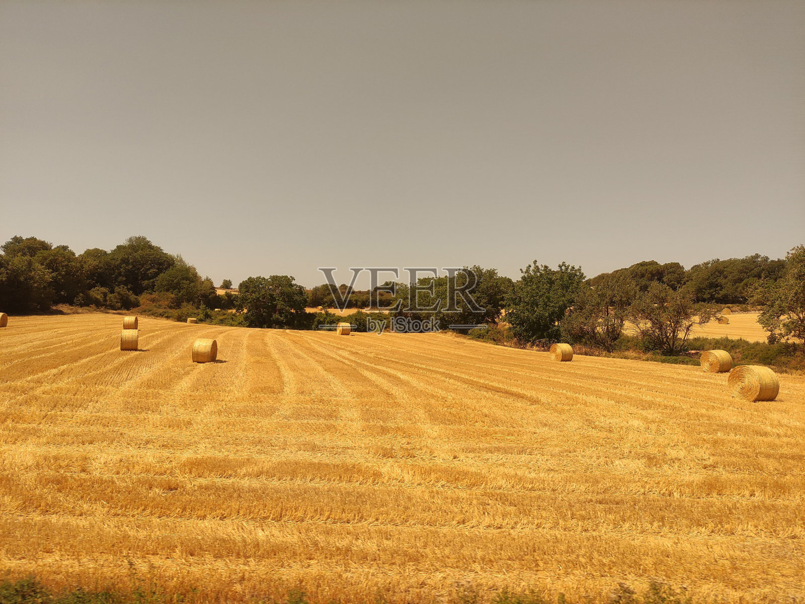 风景如画的干草堆在加泰罗尼亚，西班牙照片摄影图片