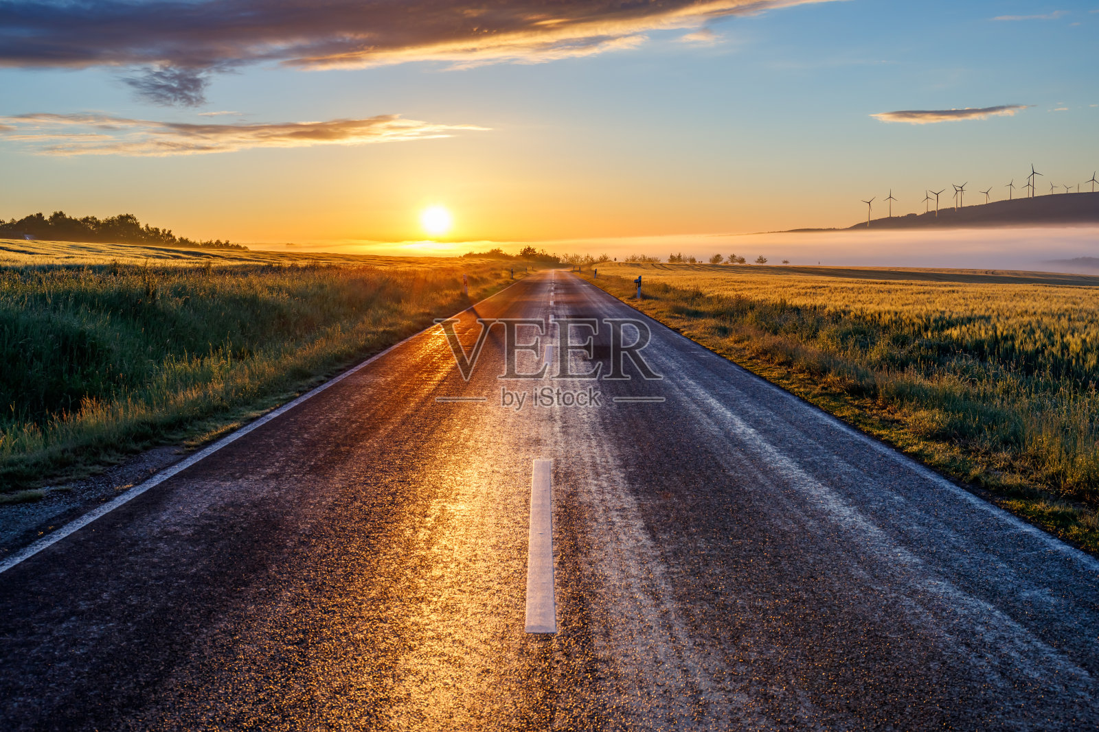 清晨日出时美丽的道路景色照片摄影图片