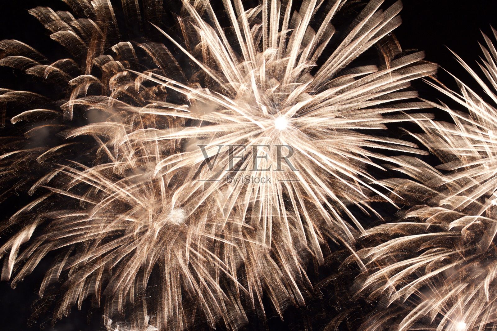 在黑暗的天空中欣赏美丽的烟花照片摄影图片