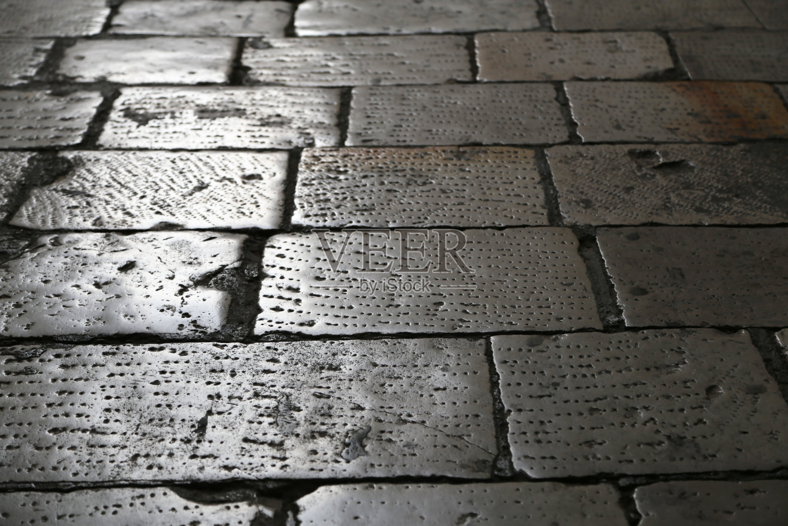 高角度拍摄灰色瓷砖的小路照片摄影图片