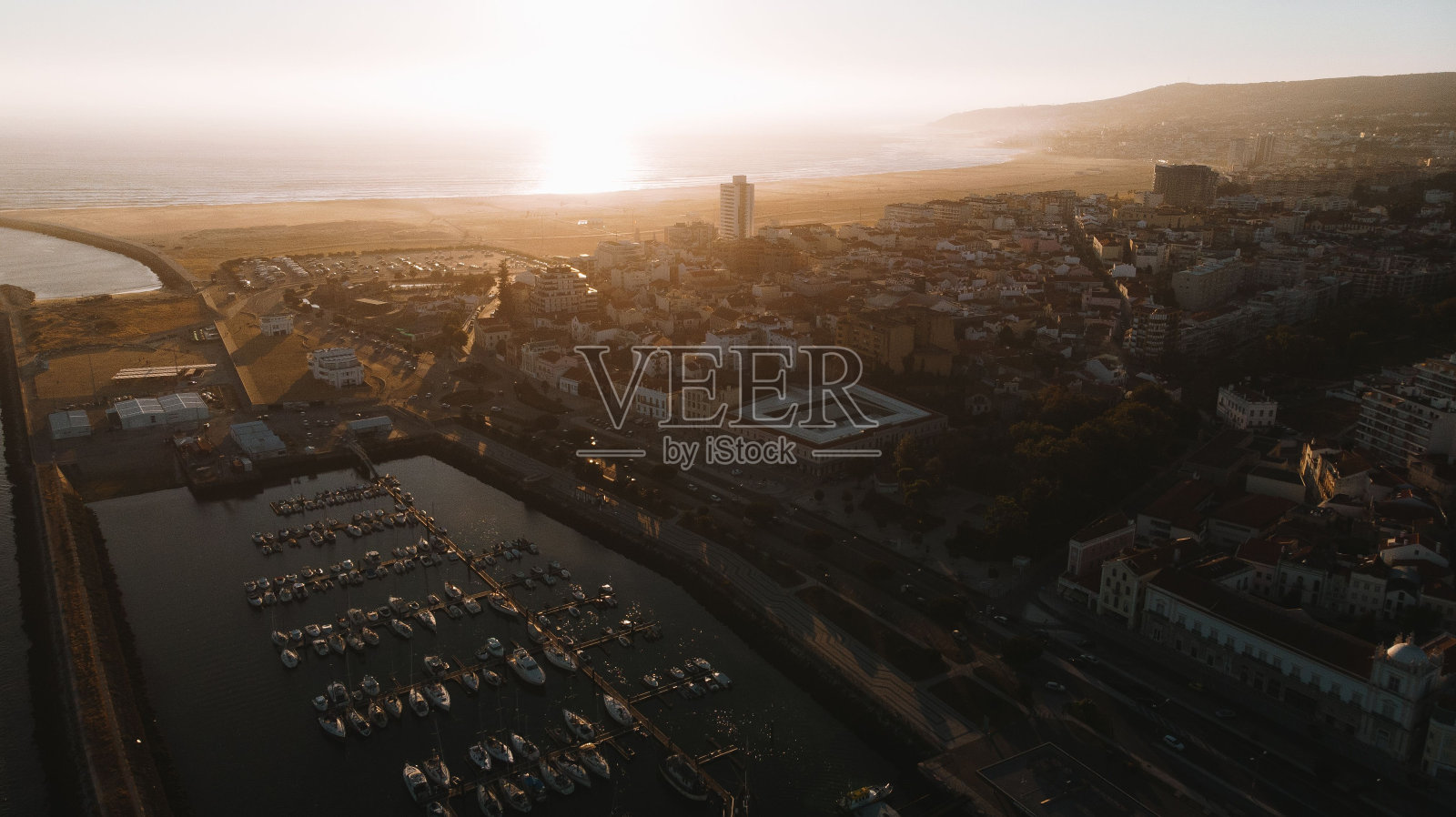 湛蓝的天空下，美丽的城市海景照片摄影图片