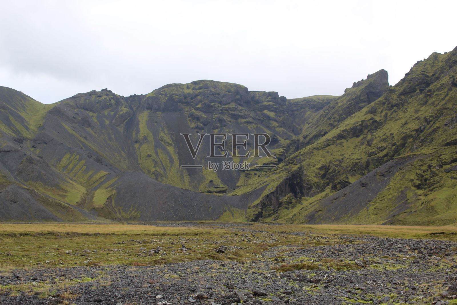 灰色天空下的岩石山和干燥风景的美丽照片照片摄影图片