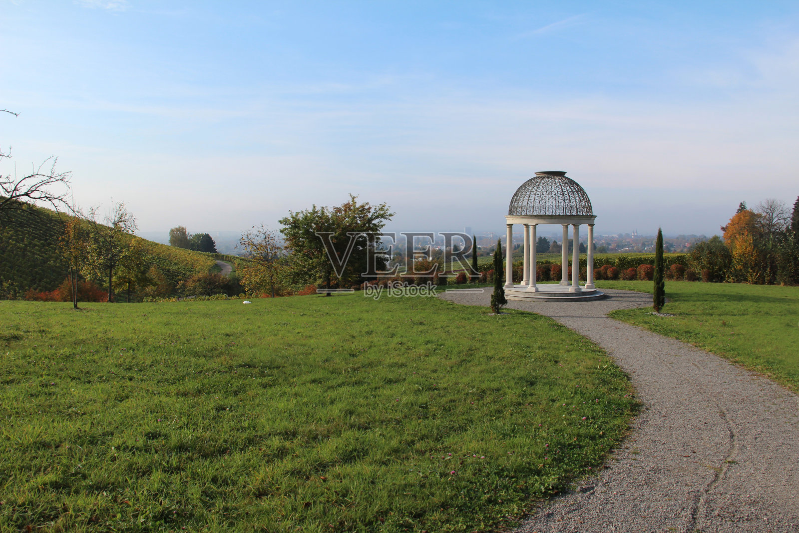 明亮的蓝天下，田野上美丽的凉亭照片摄影图片