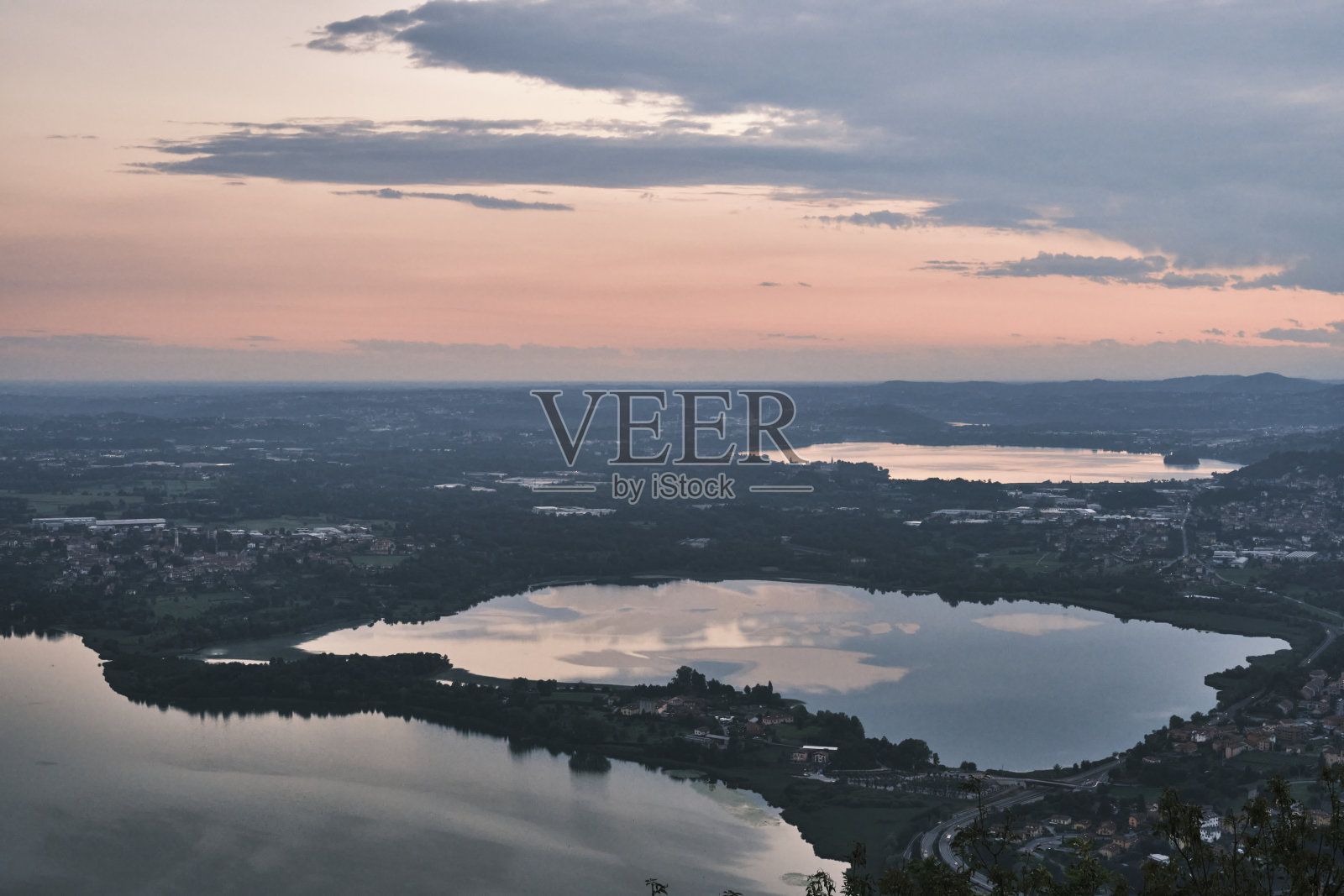 意大利北部科摩和莱科城市之间的山谷，从巴罗山开始照片摄影图片