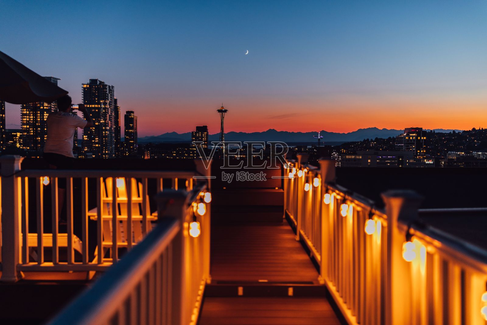 从国会山屋顶甲板上俯瞰西雅图市中心的天际线照片摄影图片