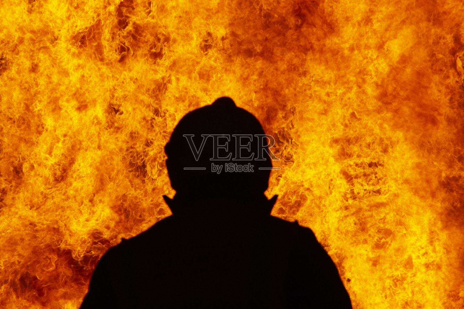 消防队员正在扑灭大火。破坏和灾难照片摄影图片