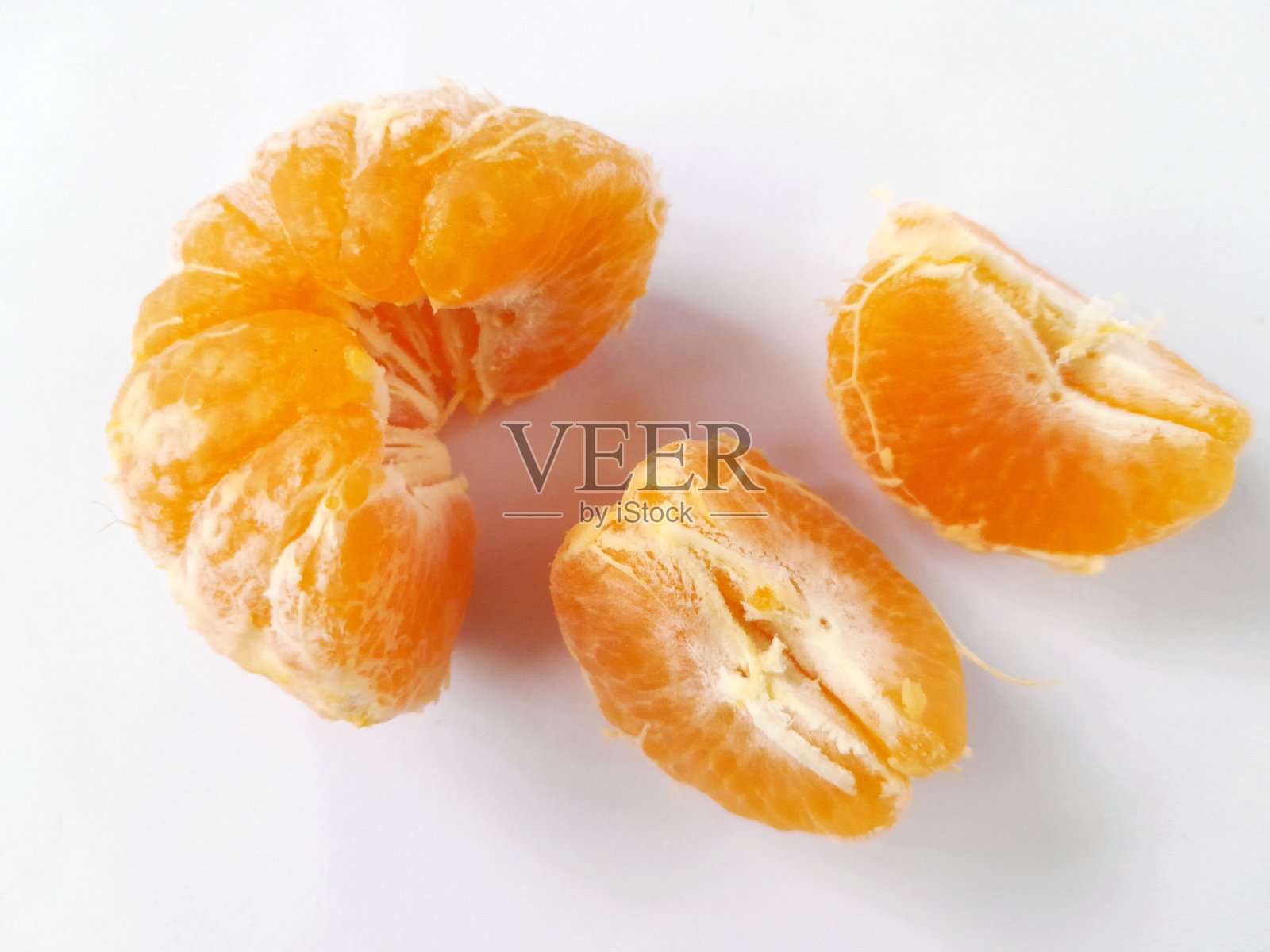 白色背景上的新鲜柑橘水果片照片摄影图片
