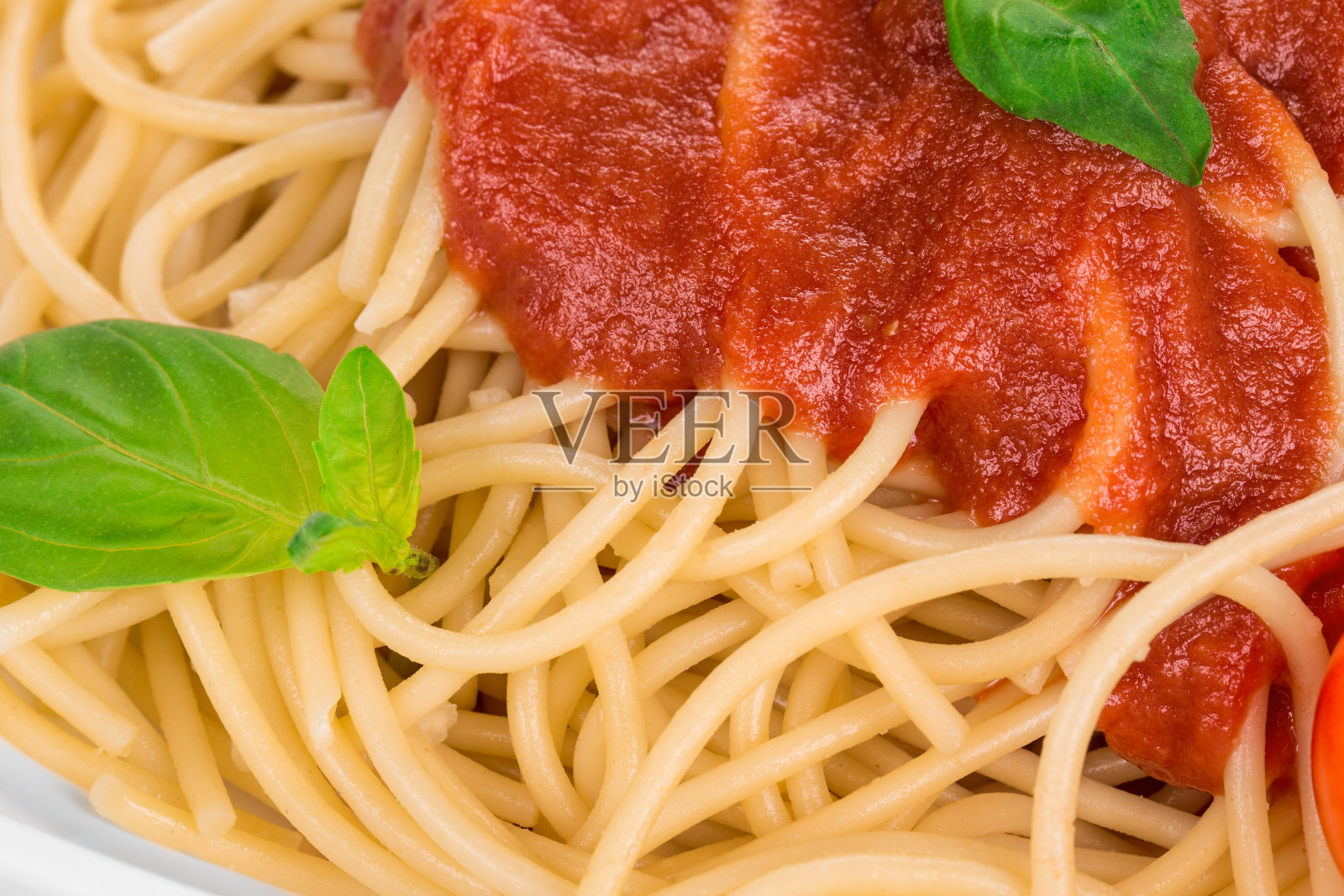 番茄酱和意大利面的微距图像。照片摄影图片