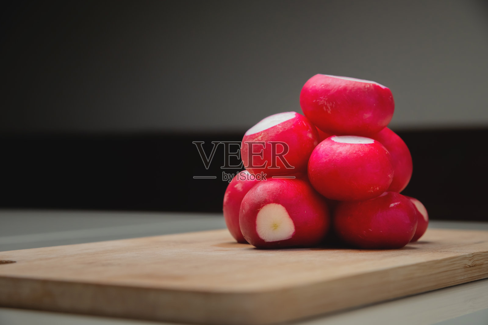 多汁的红萝卜放在木砧板上。健康的有机蔬菜。特写镜头。新鲜萝卜放在木板上。萝卜的沙拉照片摄影图片
