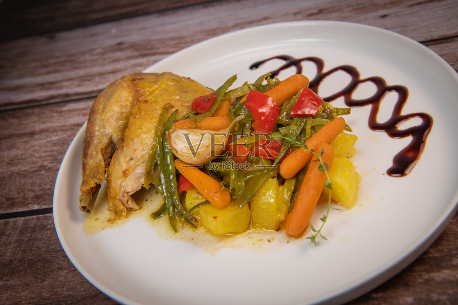 烤鸡腿和新鲜蔬菜沙拉，健康食品，木质背景照片摄影图片