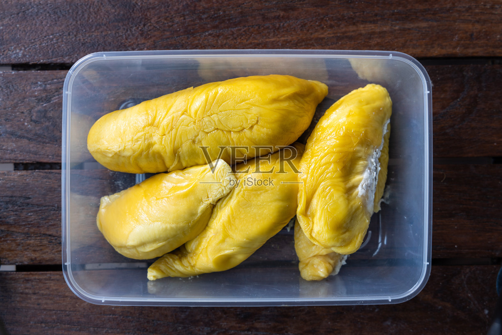 鸟瞰图金黄色的木山王榴莲果肉果肉在容器的木质表面照片摄影图片