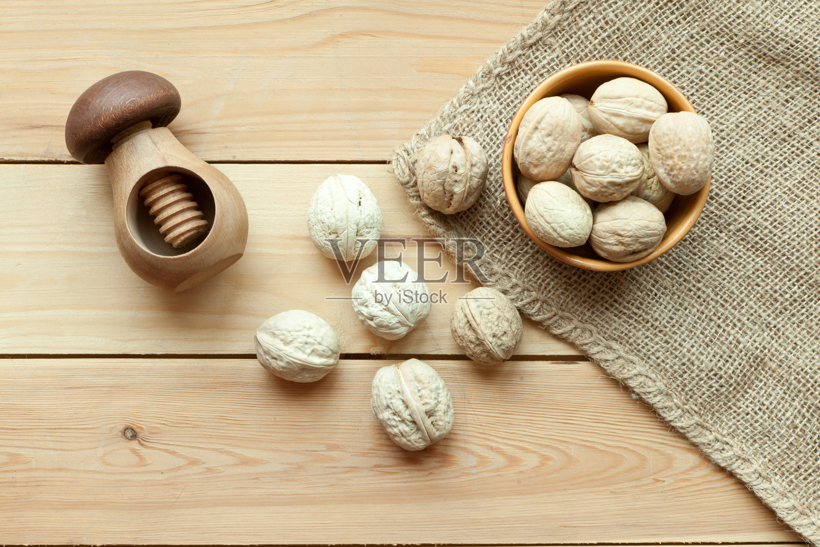 核桃组顶视图在木制桌子与胡桃夹子。核桃仁和整个核桃照片摄影图片