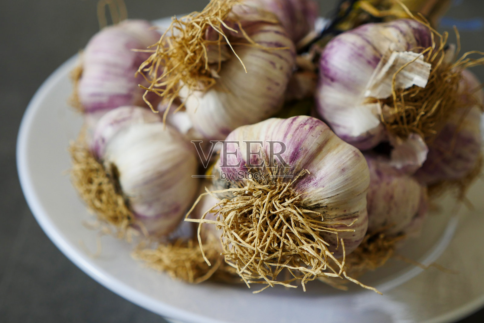 天然紫蒜有益于人体健康和营养，一堆紫蒜的特写，照片摄影图片
