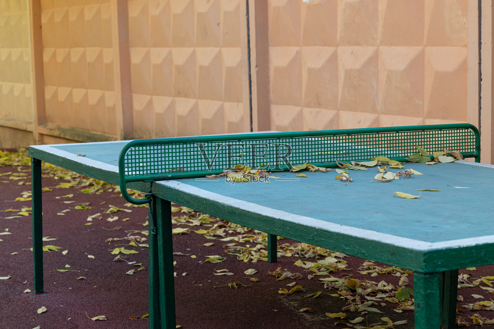 公园里的户外乒乓球台照片摄影图片