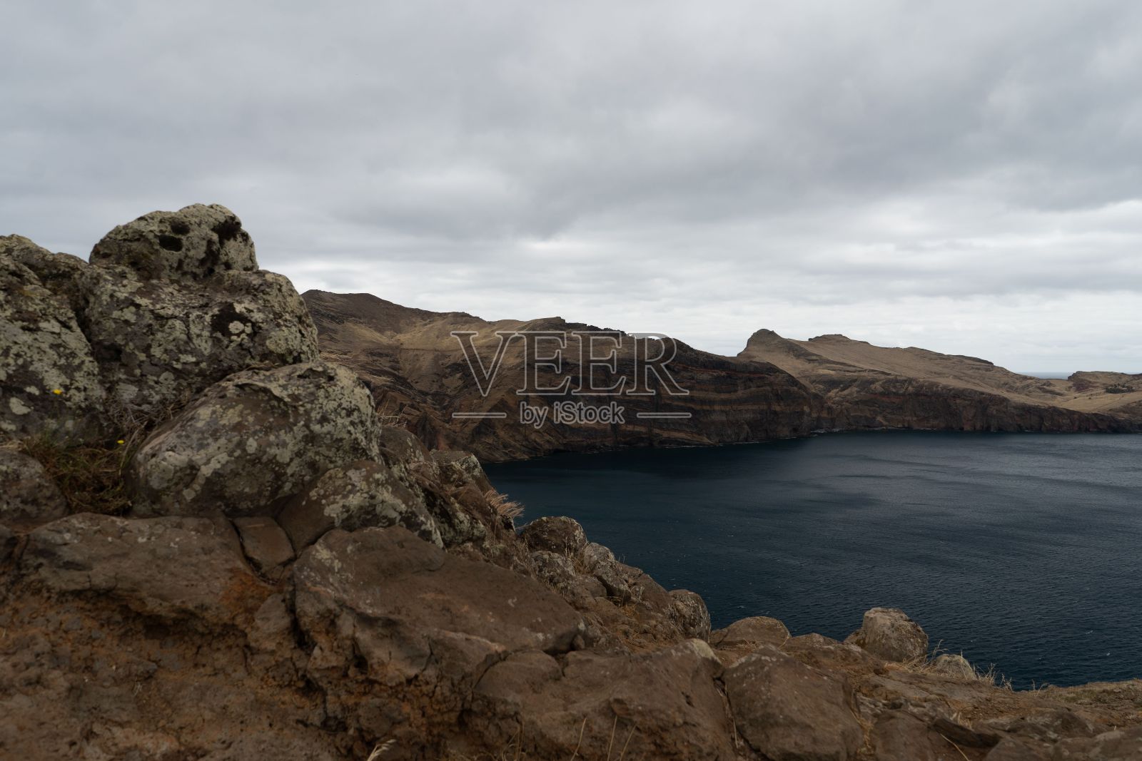 多云天气下沉积岩湖岸的美丽照片照片摄影图片