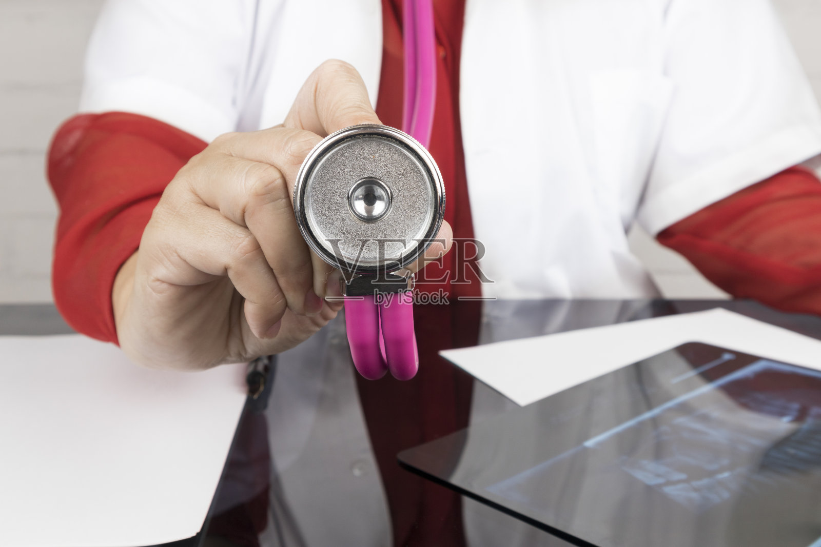 去看医生，保持身体健康照片摄影图片