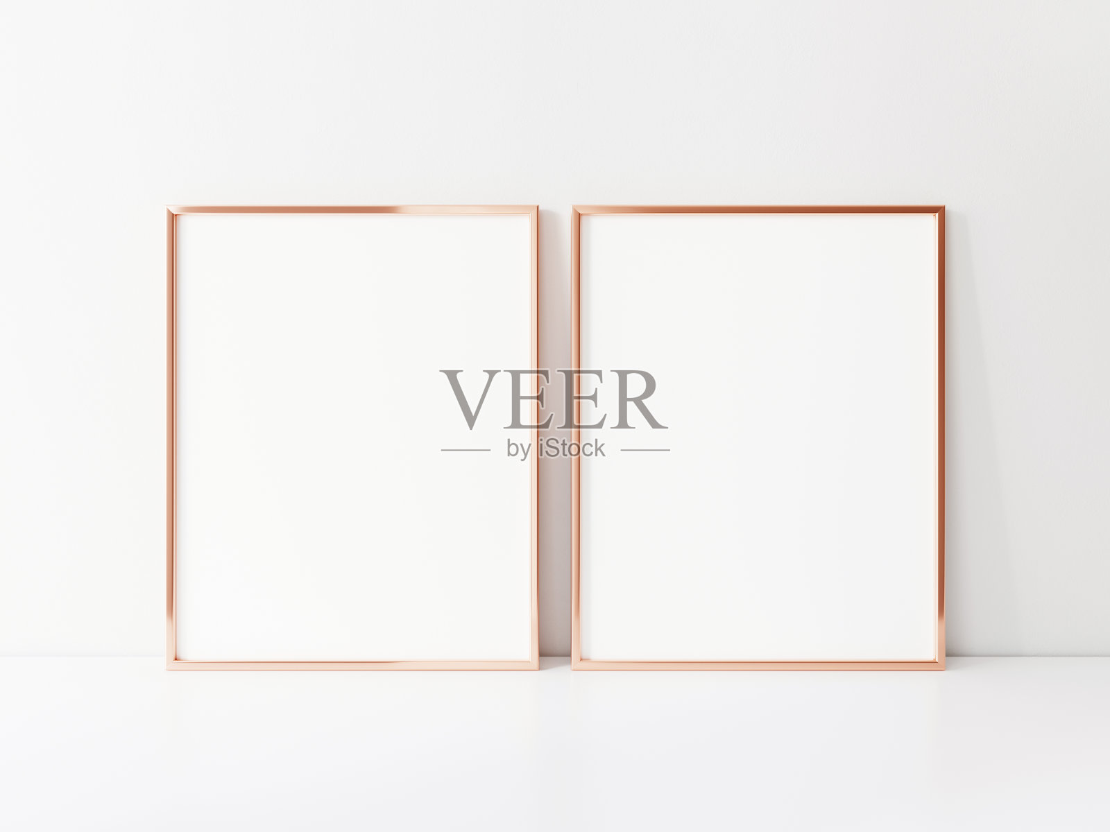 两个垂直方向的空玫瑰金框架立在白色桌面。3 d演示。照片摄影图片
