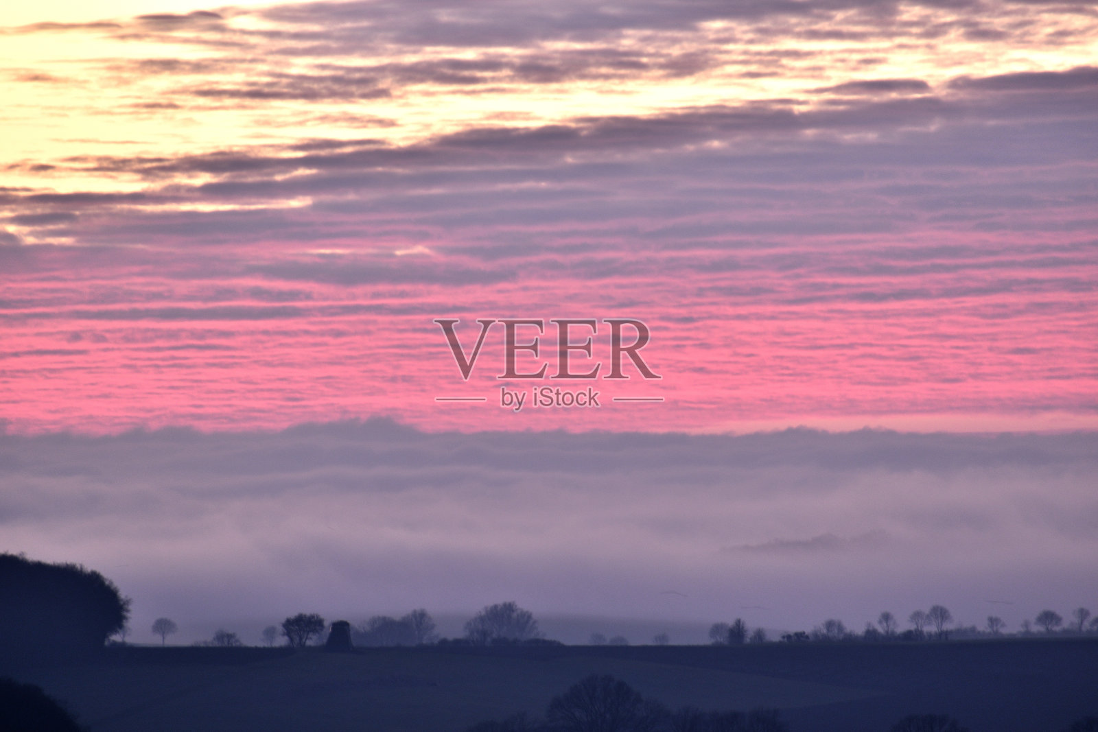 黄昏时美丽的粉色云彩照片摄影图片