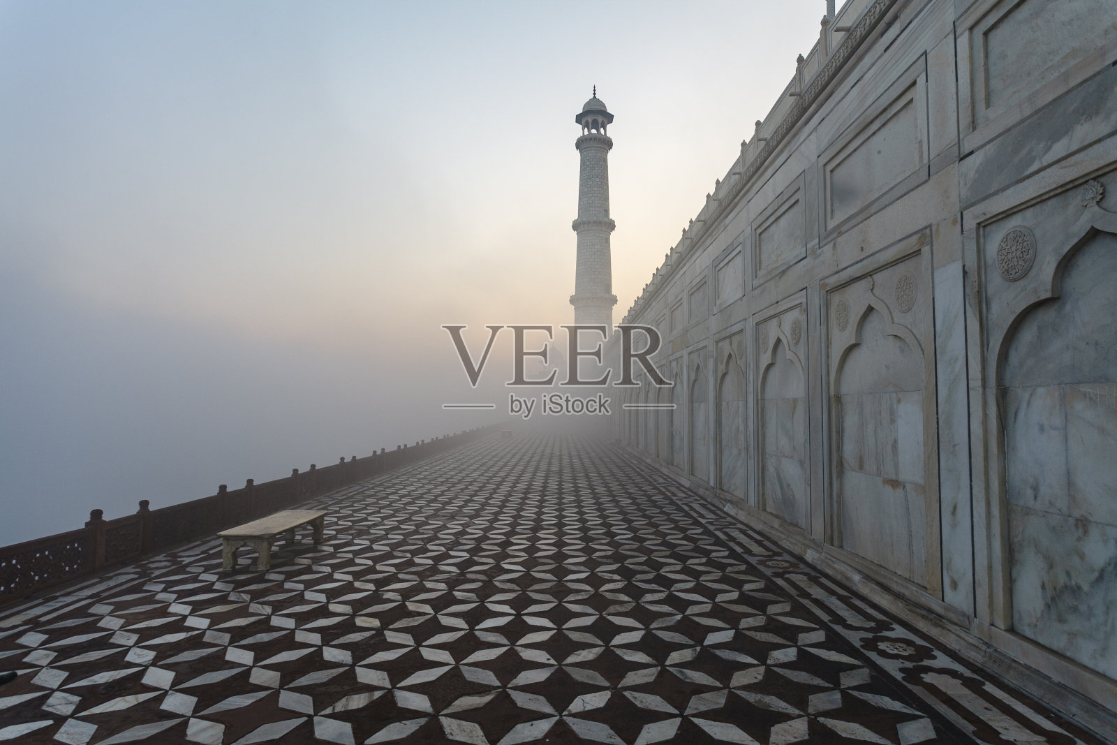 亚洲印度北方邦阿格拉泰姬陵的晨雾照片摄影图片