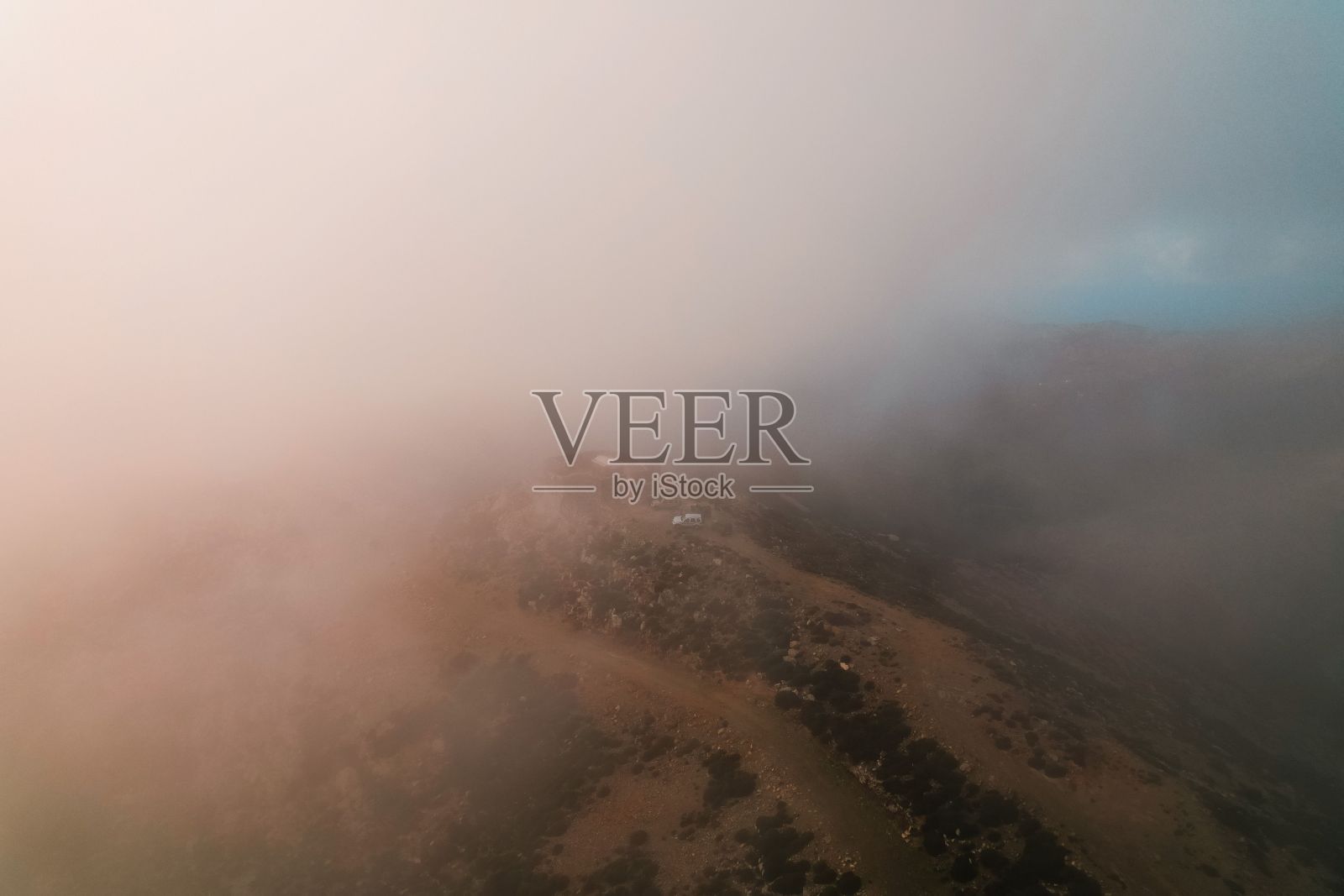 雾蒙蒙的天空下的鸟瞰图照片摄影图片