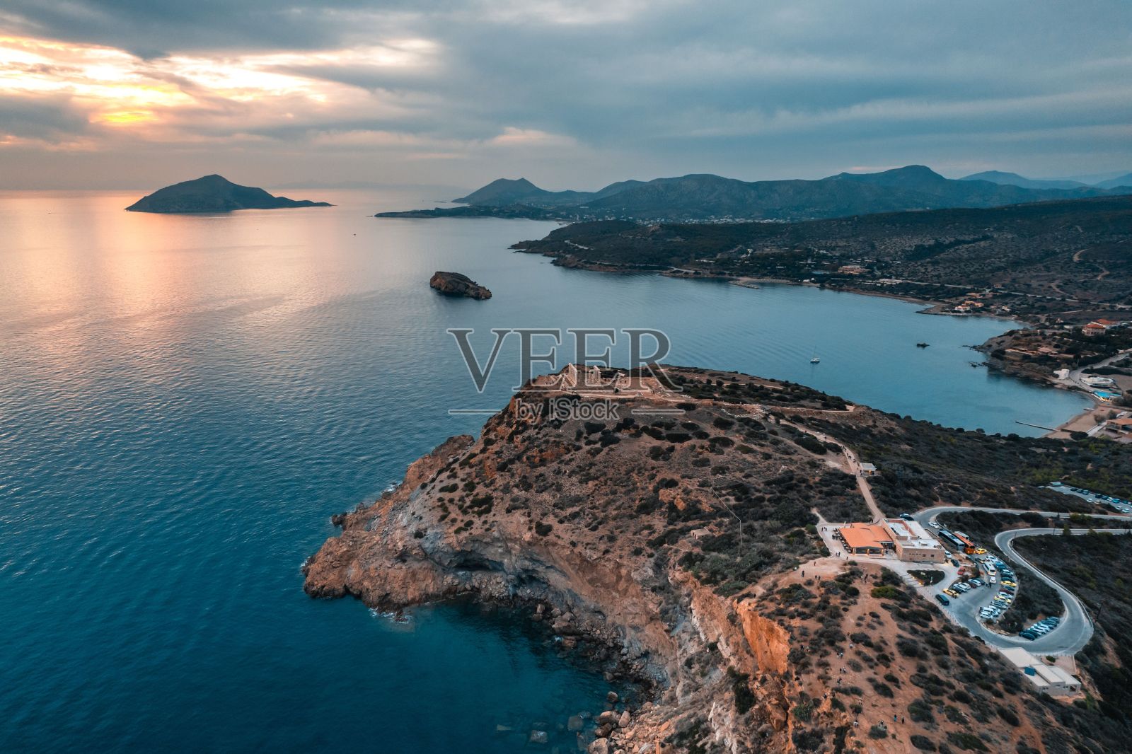 日落时海岸的鸟瞰图照片摄影图片