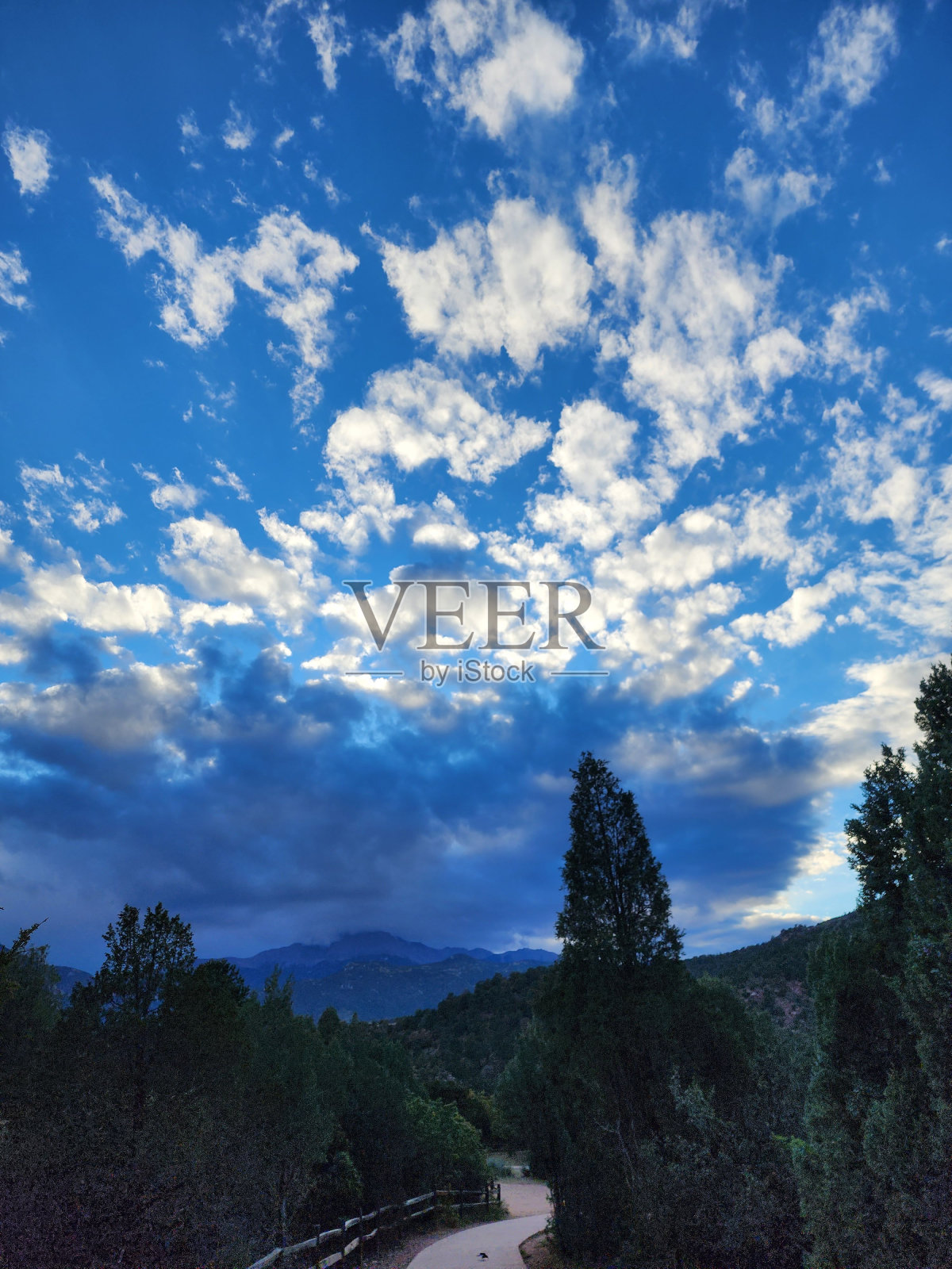 科罗拉多斯普林斯上空明亮的多云蓝天的垂直镜头照片摄影图片