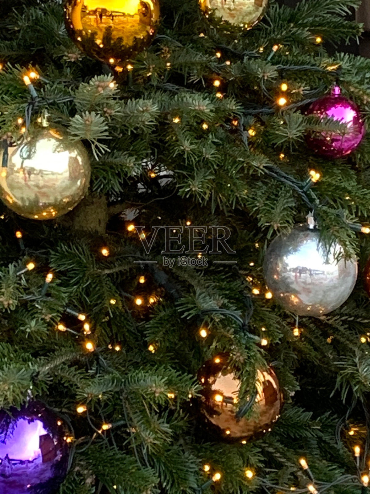 特写镜头的圣诞树，美丽的装饰球和灯照片摄影图片