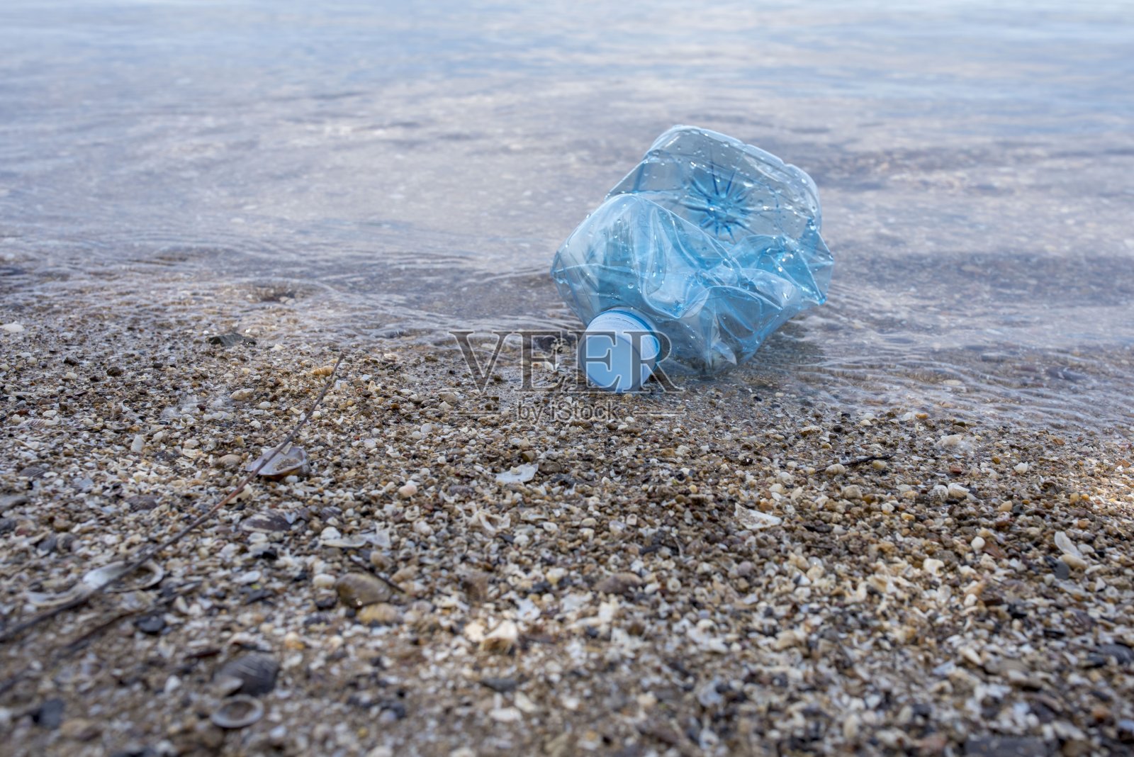 岩石海滩与塑料污染-环境污染的概念照片摄影图片