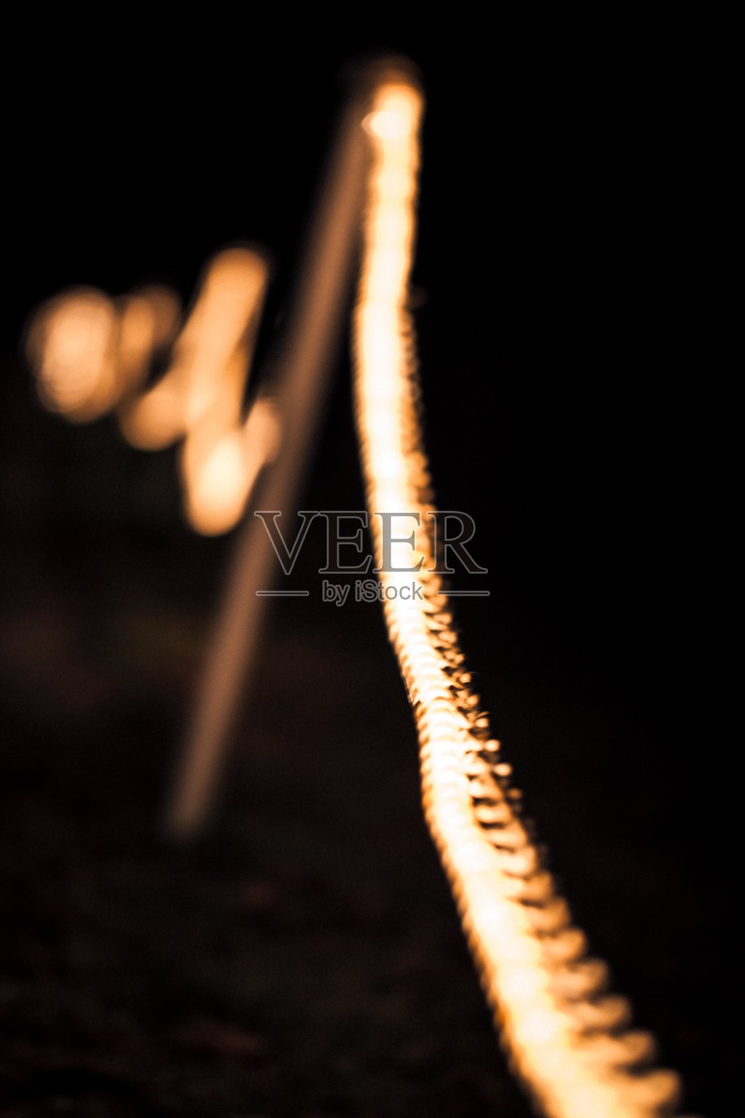 特写镜头的链条在夜间与散景背景照片摄影图片