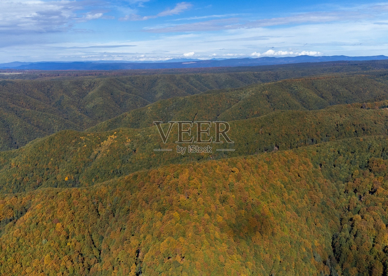 空中景观与连续的丘陵和山谷照片摄影图片